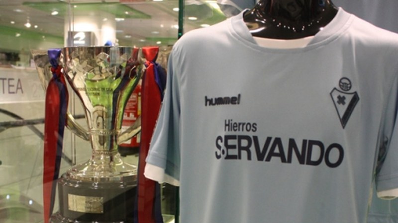 Eibar K.E.-ak irabazitako kopa El Corte Ingles-ean ikusgai