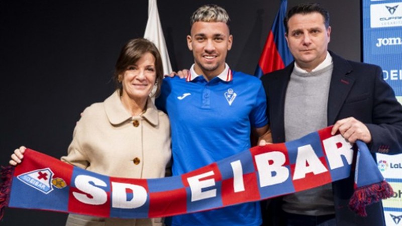 Eibar KE-k Arana aurrelari kanariarra aurkeztu du