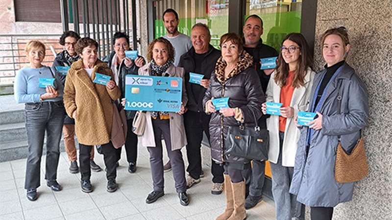 Eibar Merkataritza Gune Irekiaren 'Oparitu Eibar' zozketako irabazleek jaso dute saria