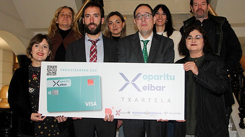 ‘Eibar Oparitu’ txartelaren kanpaina berria hasi da, Gabonetan ere herriko dendetan erostera animatzeko