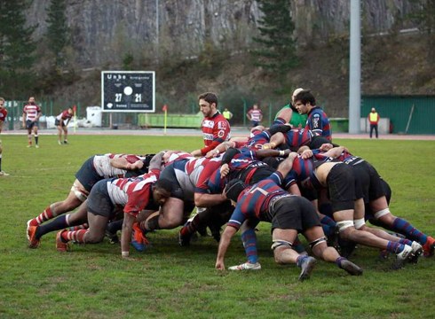Eibar Rugby Taldeak irribartsu hasi du Aste Santuko oporraldia