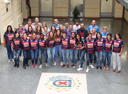 Eibar Rugby Taldeko neskei 2018-2019 denboraldian egindako lan gogorra aitortu diete gaur udaletxean