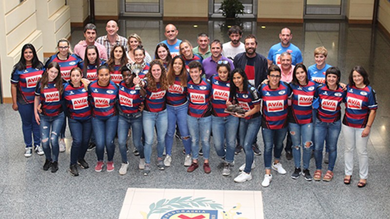 Eibar Rugby Taldeko neskei 2018-2019 denboraldian egindako lan gogorra aitortu diete gaur udaletxean