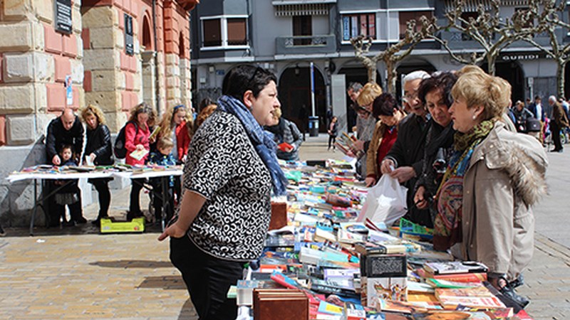 Eibar-Sahara Elkartekoek erabilitako liburuak euro batean salduko dituzte asteburuan Untzagan