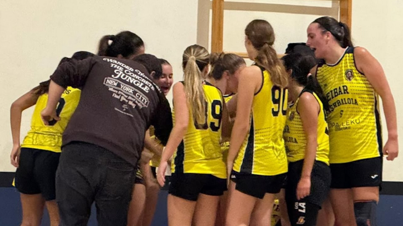 Eibar Saskibaloia taldeko seniorrak burua ezin altxa dabiltza