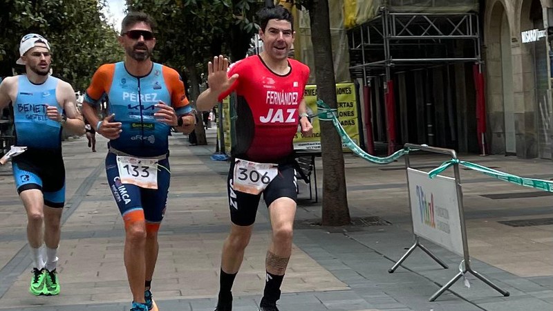 Eibar Triatloi Taldeak bi ordezkari izan zituen Gasteizko distantzia erdiko triatloian