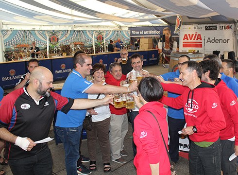Eibar Triatloi Taldeari omenaldia egin diote 15. Garagardo Azokaren inaugurazioan