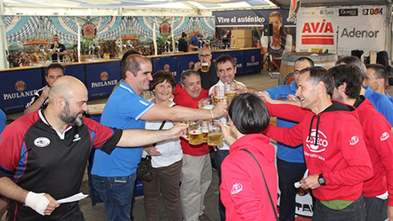 Eibar Triatloi Taldeari omenaldia egin diote 15. Garagardo Azokaren inaugurazioan