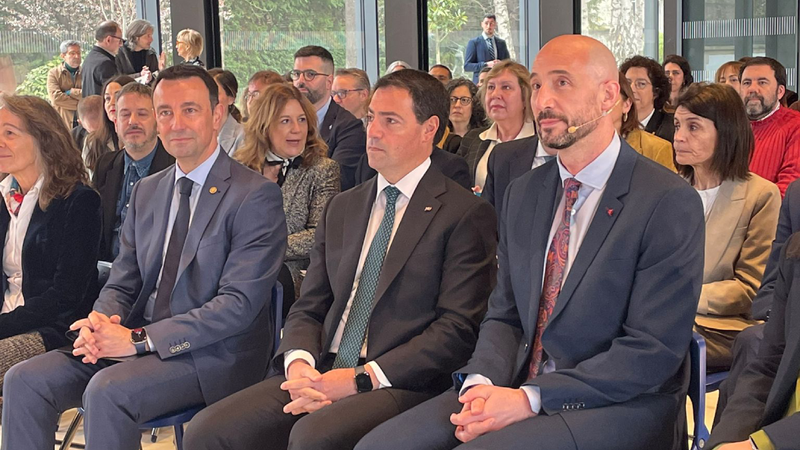 Jon Iraola alkateak Eibarko lan-merkatuaren eta langabeziaren diagnostikoa aurkeztu du Ajuria Enean