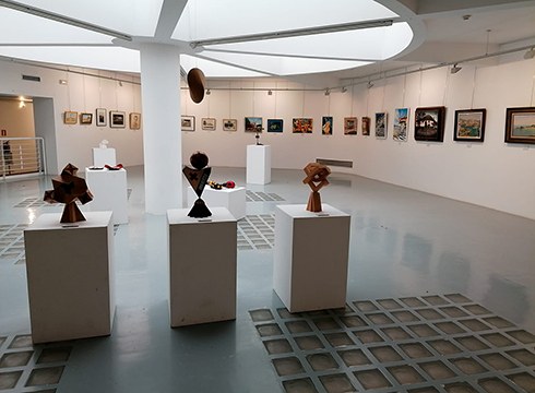 Eibarko Artisten Elkarteko 35 kideren lanak ikus daitezke Portalean, hilaren 30era arte