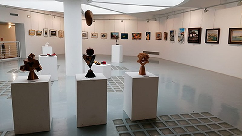 Eibarko Artisten Elkarteko 35 kideren lanak ikus daitezke Portalean, hilaren 30era arte