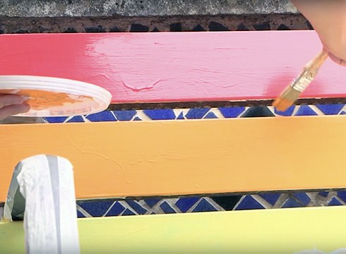 [BIDEOA] Eibarko bankuak ortzadarraren koloreekin margotzen dihardute