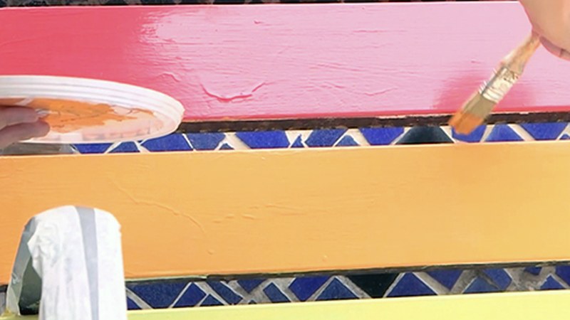 [BIDEOA] Eibarko bankuak ortzadarraren koloreekin margotzen dihardute