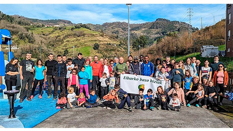 Eibarko Baso Biziak elkartekoek 200 zuhaitz landatu dituzte asteburuan