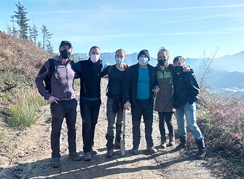 Eibarko Baso Biziak taldekoak zuhaitz autoktonoak landatzen aritu dira Elgoibarko lurretan