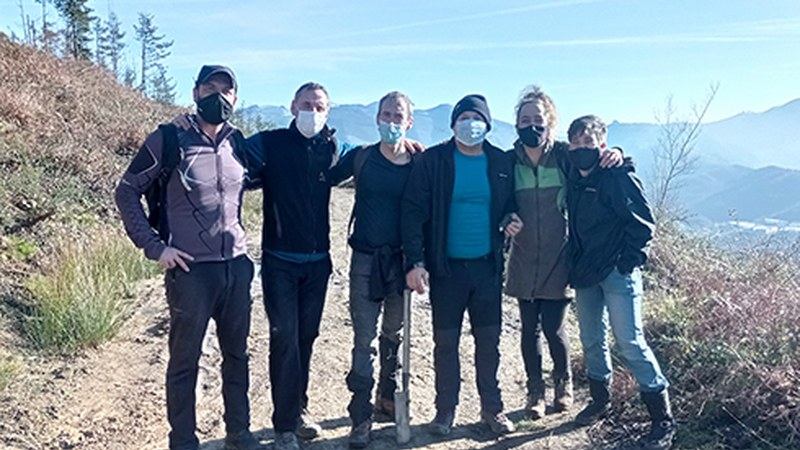 Eibarko Baso Biziak taldekoak zuhaitz autoktonoak landatzen aritu dira Elgoibarko lurretan