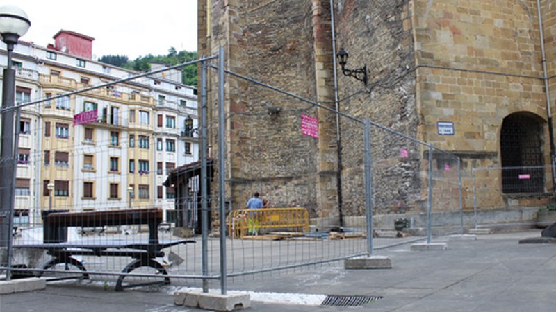 Eibarko Bizikleta plaza konpontzen hasi dira