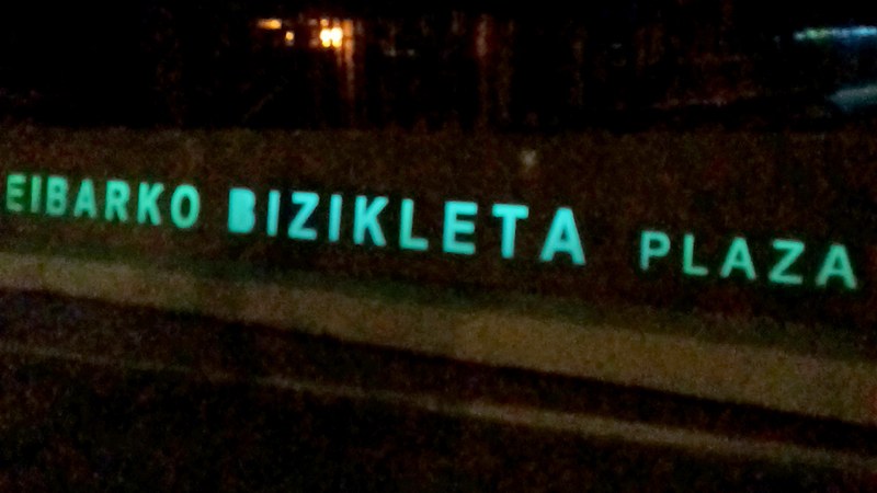 Eibarko Bizikleta Plaza turkesa kolorez argiztatu dute Dislexiaren Nazioarteko Egunean