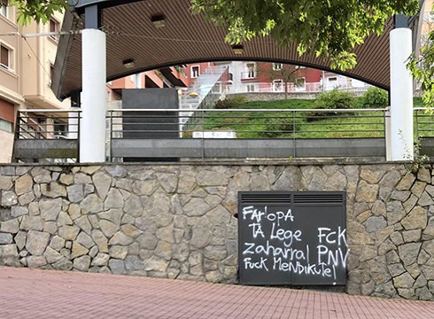 Eibarko EAJ-PNVk alderdiaren kontra herrian margotu dituzten esaldien inguruko salaketa egin du