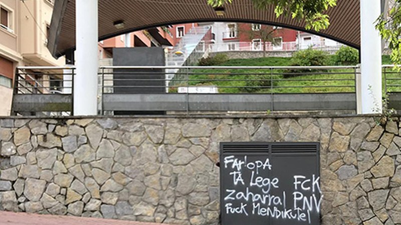 Eibarko EAJ-PNVk alderdiaren kontra herrian margotu dituzten esaldien inguruko salaketa egin du