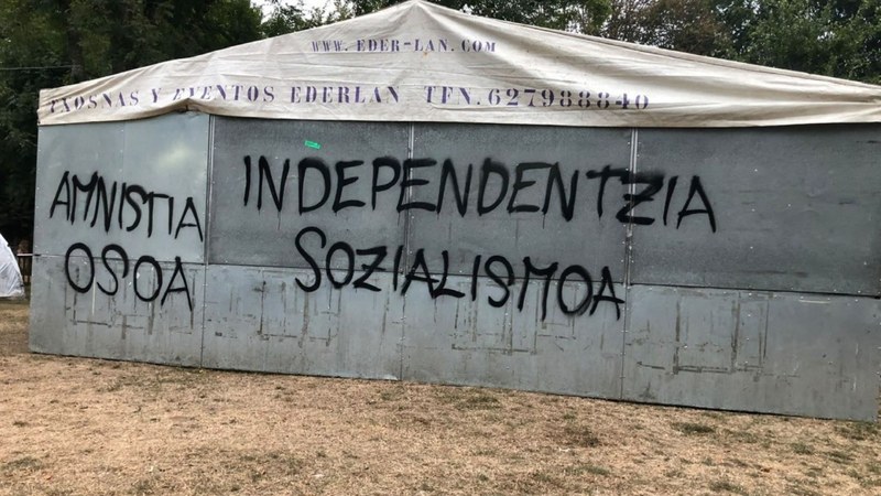 Eibarko EAJ-PNVk salatu du bere eta PSE-EEren txosnetan pintadak egin dituztela Arrateko jaietan