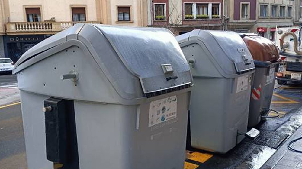 Eibarko edukiontzietako grafitiak garbitzen ari dira