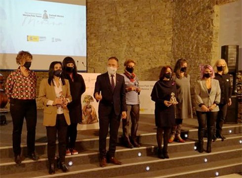 Eibarko Emakumearen Mahaiak Menina Saria jaso du gaur, genero-indarkeriaren kontrako borrokan nabarmentzeagatik