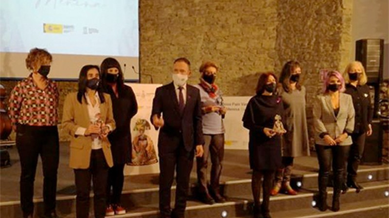 Eibarko Emakumearen Mahaiak Menina Saria jaso du gaur, genero-indarkeriaren kontrako borrokan nabarmentzeagatik