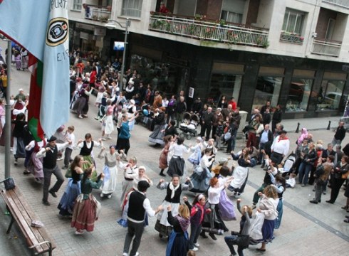 Eibarko Euskal Jaixa, urrezko ezteien bezperan