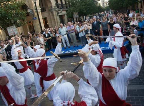 Eibarko ezpata-dantzariak eta txistulariak Benito Lertxundiri Urrezko Domina emateko ekitaldian