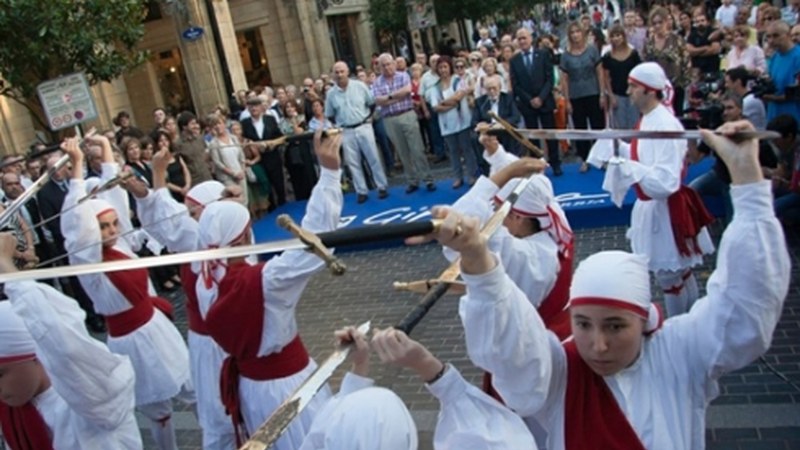 Eibarko ezpata-dantzariak eta txistulariak Benito Lertxundiri Urrezko Domina emateko ekitaldian