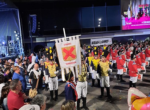 Eibarko gastadoreen konpainiak Lasarte-Oriako danborradakoekin jo zuen atzo