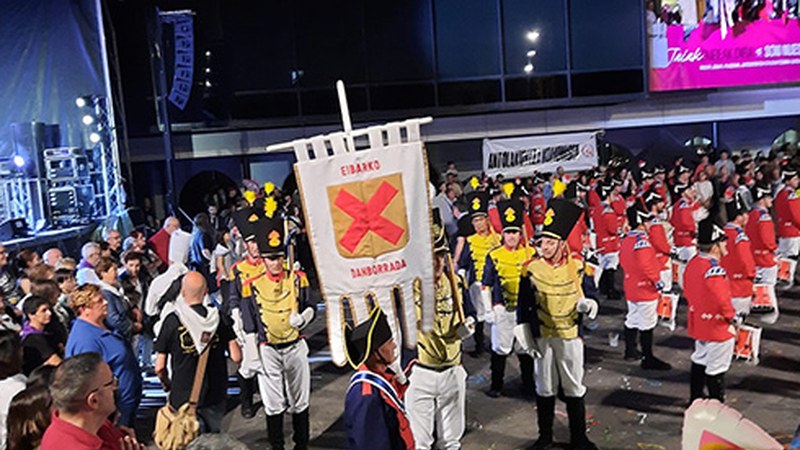 Eibarko gastadoreen konpainiak Lasarte-Oriako danborradakoekin jo zuen atzo