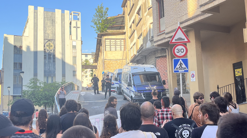 Eibarko Gaztetxearen desalojoa salatu dute hamarnaka herritarrek
