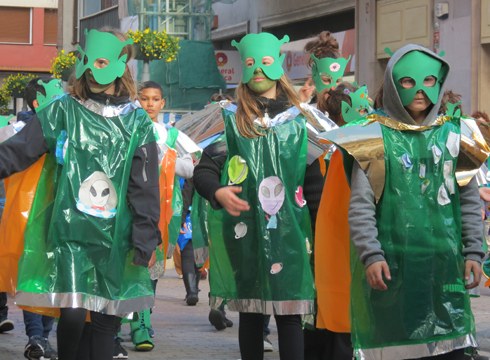 Haurren koko-jantziek alaituko dituzte gaur Eibarko ikastetxe eta kaleak