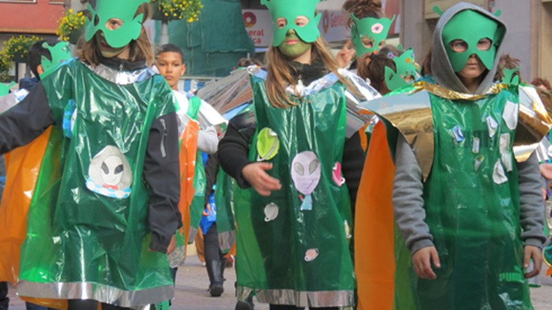 Haurren koko-jantziek alaituko dituzte gaur Eibarko ikastetxe eta kaleak