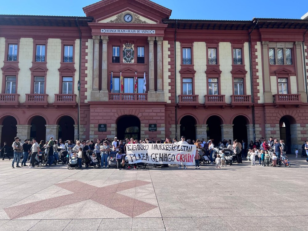 Eibarko haurreskoletan plaza gehiago eskatzeko protesta egin dute udaletxe aurrean