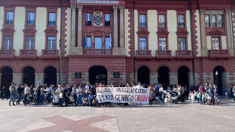 Eibarko haurreskoletan plaza gehiago eskatzeko protesta egin dute udaletxe aurrean