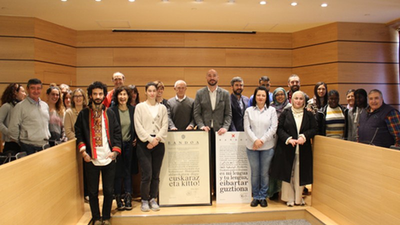 Eibarko hizkuntza-aniztasuna islatzen duen bandoa kaleratu da, euskara eibartar guztiona dela aldarrikatuz