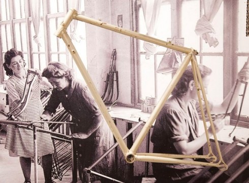 Eibarko iragan industrialean emakumeek izandako papera argazki bitartez aztertuko dute bihar