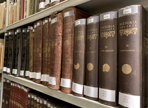 Eibarko Juan San Martin udal liburutegiak Casino Artista Eibarrés-etik dohaintza jaso du