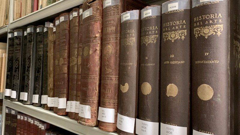 Eibarko Juan San Martin udal liburutegiak Casino Artista Eibarrés-etik dohaintza jaso du