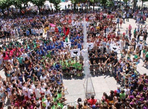 Eibarko kaleak jendez bete dira dultzaineroei  ongietorria emateko