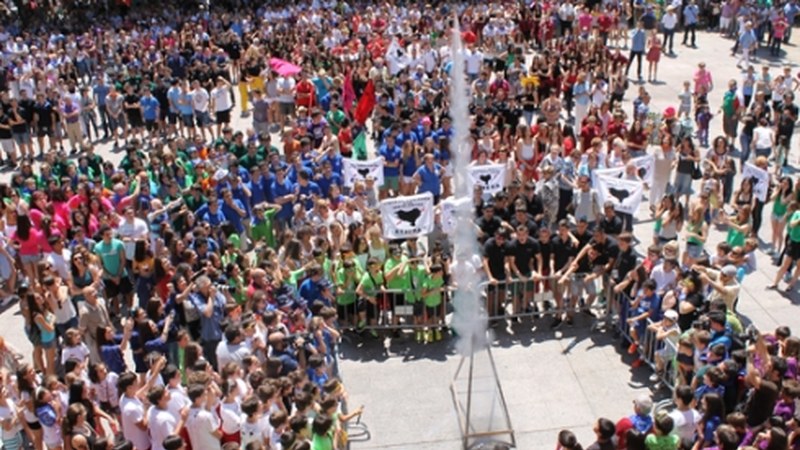 Eibarko kaleak jendez bete dira dultzaineroei  ongietorria emateko