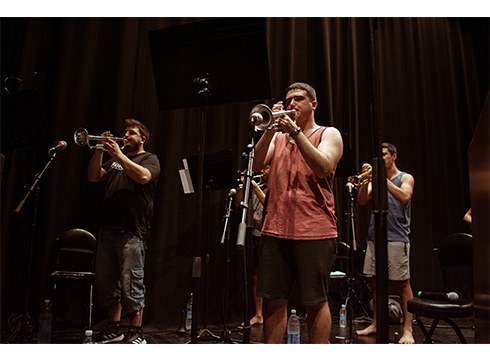 Eibarko kantuak zaharberritu ditu Ustekabe fanfarreak