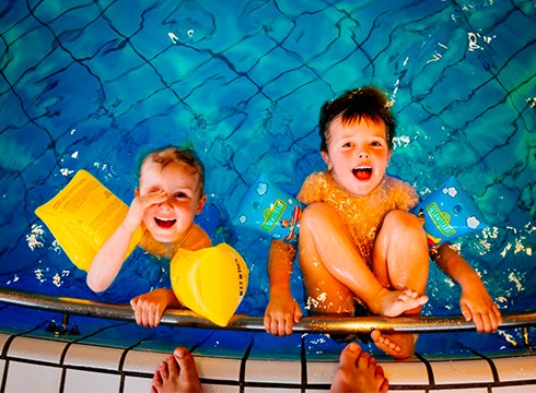 Eibarko Kirol Patronatoak Uda 2022 igeriketa programa aurkeztu du herriko gazteenentzat