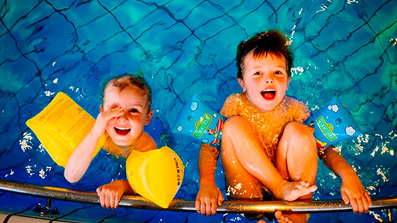 Eibarko Kirol Patronatoak Uda 2022 igeriketa programa aurkeztu du herriko gazteenentzat