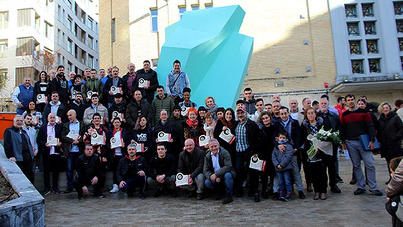 Eibarko Kirol Sariak banatuta agurtu du urtea ...eta kitto!-ko lantaldeak