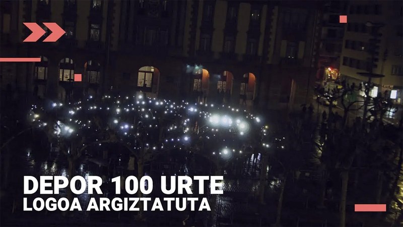 Eibarko Klub Deportiboaren logoa argiekin irudikatuta agurtu dituzte mendeurrenaren ospakizunak