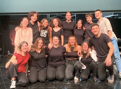 Eibarko Koro Gaztearen historia oholtza gainean